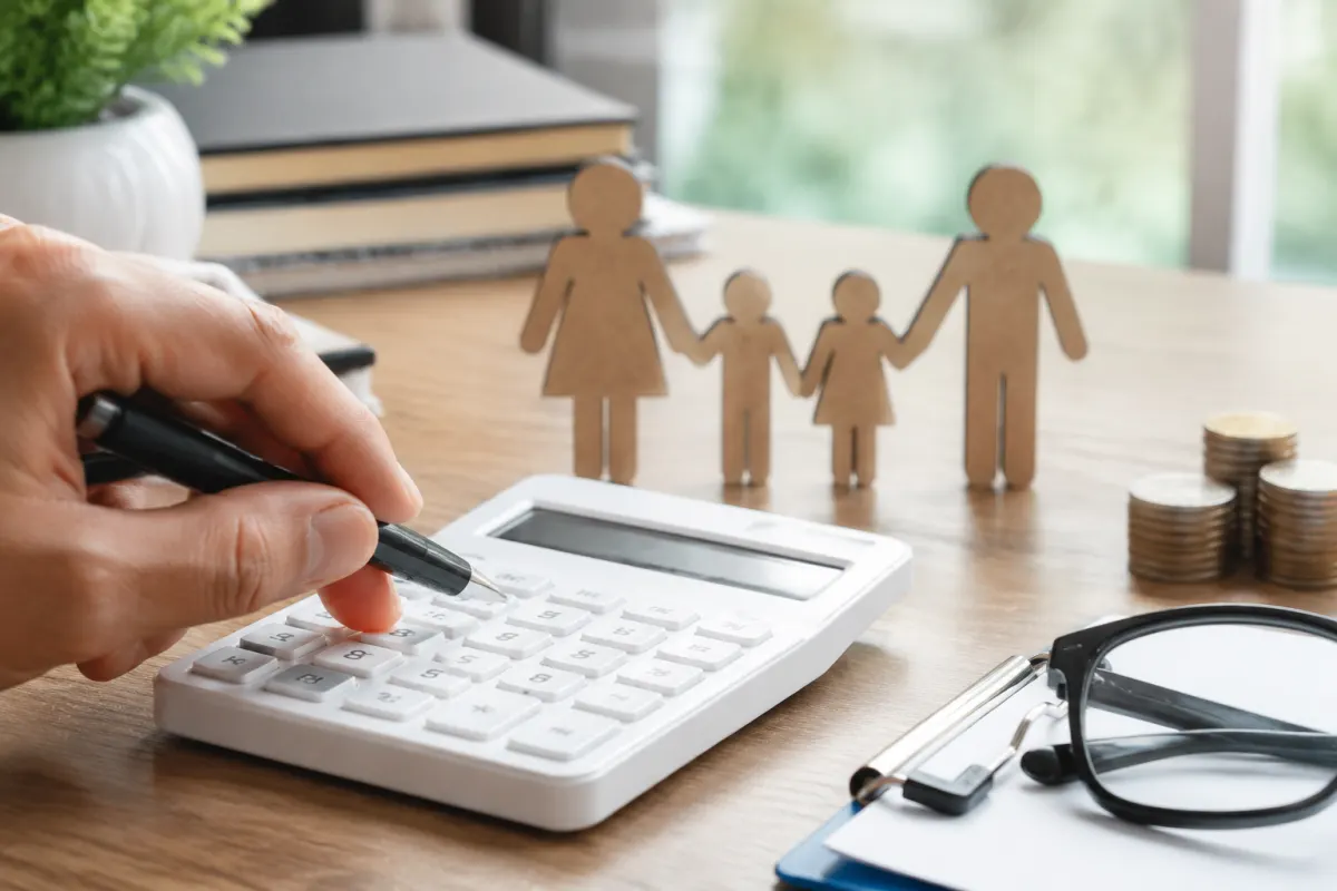 Prix moyen d'une mutuelle famille pour 4 personnes : ce que ça coûte vraiment Gros plan sur une main pointant une ligne de tableau comparatif de tarifs de mutuelles familiales