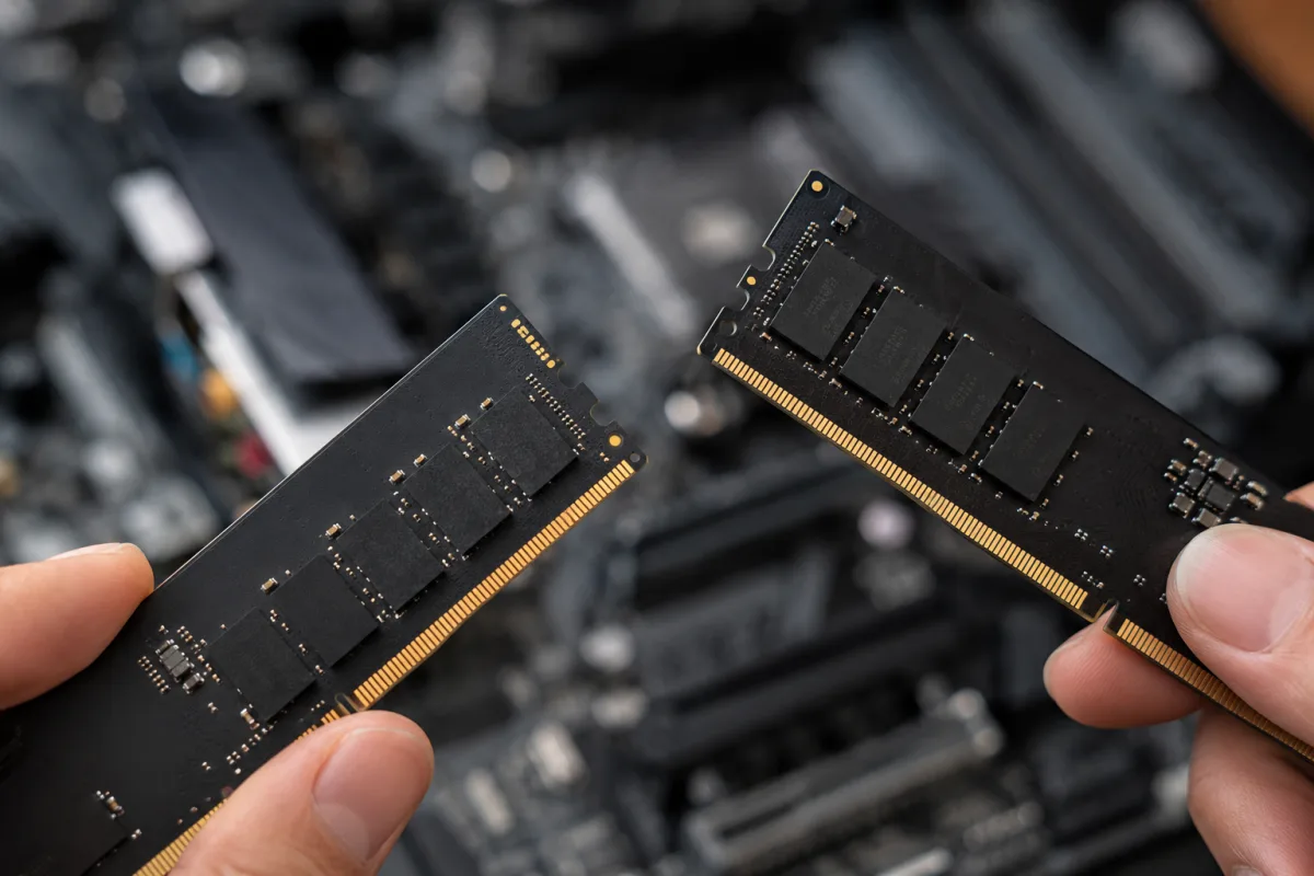 Mémoire vive DDR4 ou DDR5 : laquelle choisir selon votre config Gros plan sur l'étiquette technique d'une barrette de RAM DDR5 insérée dans un slot de carte mère