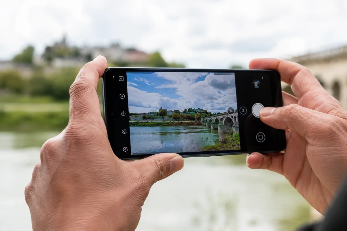 Quel smartphone photo choisir à moins de 300 euros : mon vrai comparatif Gros plan sur le module photo triple capteur d'un smartphone Android noir mat